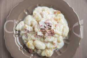 Gnocchi im creminger Käsesauce mit weissem Saprgel