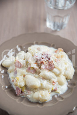 Gnocchi im creminger Käsesauce mit weissem Saprgel