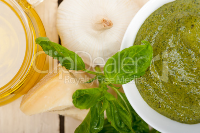 Italian basil pesto sauce ingredients