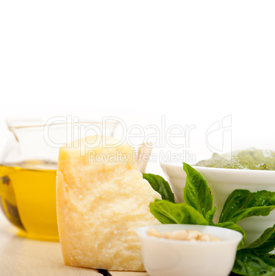 Italian basil pesto sauce ingredients