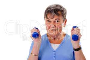 Ältere Frau trainiert mit Hanteln