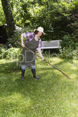 Frau mit Harke, woman with rake