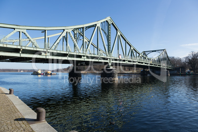 Glienicker Brücke und Schubschiff