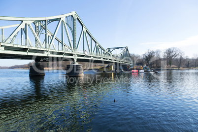 Glienicker Brücke mit Schubschiff