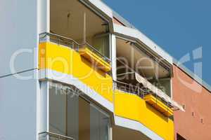 Zwei gelbe Balkone