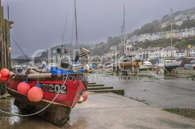 rotes Fischerboot auf Grund