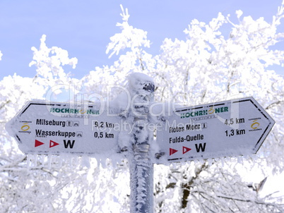 Wegweiser Hochrhoen im Winter