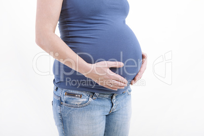 Schwangere mit Händen am Bauch
