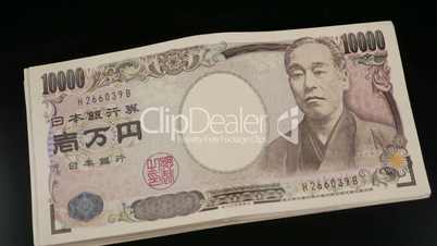 Bündel mit japanischen 10000 Yen Banknoten dreht sich