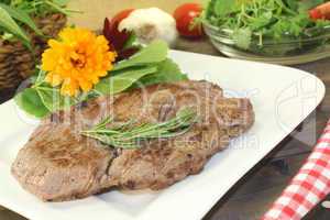 frisches Entrecote und Wildkräutersalat