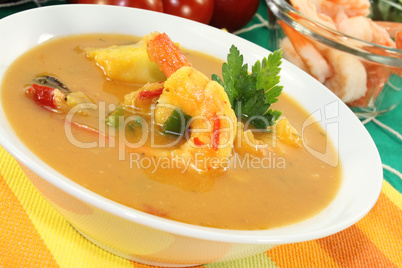 heiße exotische Currysuppe mit Garnelen