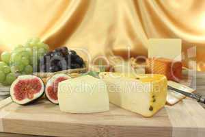 gesunde Käsescheiben mit Feigen