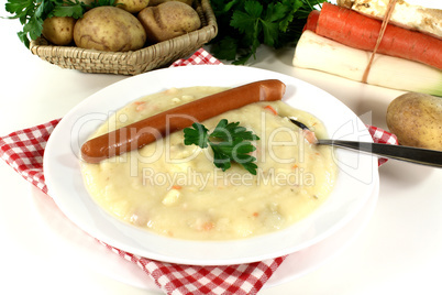 Kartoffelsuppe mit Wiener Würstchen und Gemüse