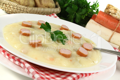 Kartoffelsuppe mit Wiener Würstchen
