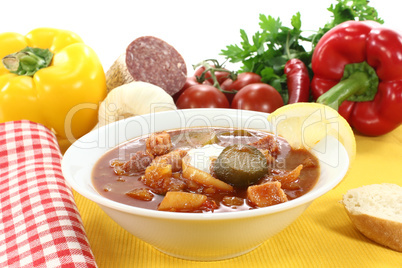 Soljanka in einer Suppenschüssel mit Zitrone
