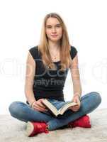 Mädchen im Schneidersitz liest ein Buch