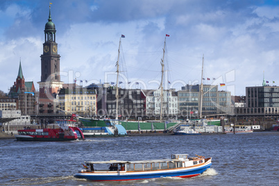 Barkasse auf der Elbe in Hamburg, Deutschland