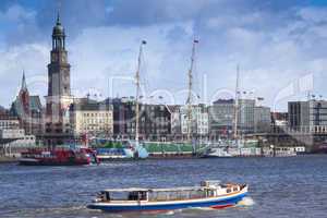 Barkasse auf der Elbe in Hamburg, Deutschland