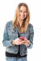 Teenager in Jeans hält ein Handy