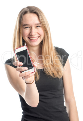 Mädchen zeigt ein Handy und lächelt