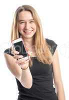 Mädchen zeigt ein Handy und lächelt