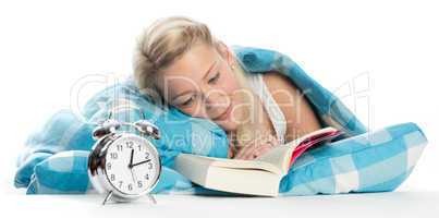 Frau mit Schlafproblemen liest im Bett ein Buch