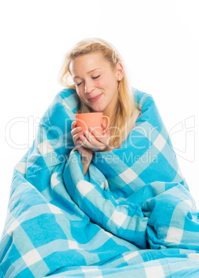 Frau genießt Kaffee im Bett