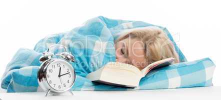 Frau ist beim Lesen im Bett eingeschlafen