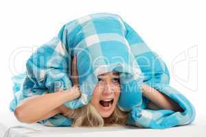 Frau unter der Bettdecke kreischt laut