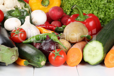 Gemüse wie Tomaten, Paprika, Salat und Karotten