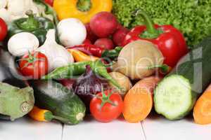 Gemüse wie Tomaten, Paprika, Salat und Karotten