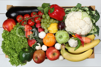 Obst, Früchte und Gemüse wie Orangen, Apfel in Kiste Einkauf v