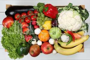 Obst, Früchte und Gemüse wie Orangen, Apfel in Kiste Einkauf v