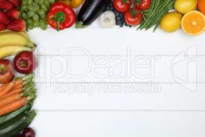 Gemüse und Früchte wie Apfel, Orange, Tomaten mit Textfreiraum