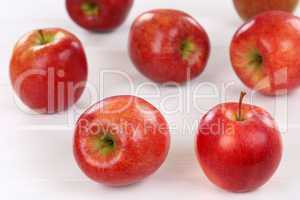 Rote Äpfel Früchte auf Holzbrett