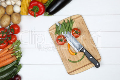 Gesunde vegetarisch Ernährung Gesicht aus Gemüse auf Brett