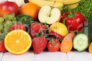 Obst, Früchte und Gemüse wie Orangen, Apfel, Tomate