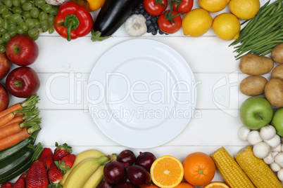 Gesunde vegetarisch Ernährung Gemüse und Früchte mit leerem T