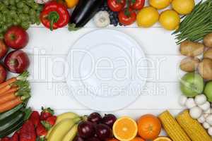 Gesunde vegetarisch Ernährung Gemüse und Früchte mit leerem T