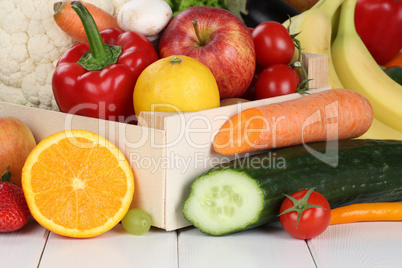 Obst, Früchte und Gemüse wie Orangen, Apfel in Kiste