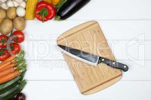 Gesund vegetarisch kochen Brett mit Gemüse und Messer
