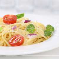 Italienisches Gericht Spaghetti mit Tomaten Nudeln Pasta auf Tel