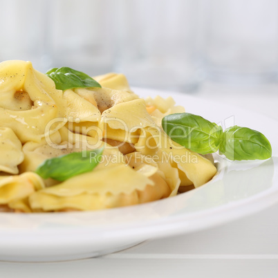 Italienische Küche Tortellini Nudeln mit Basilikum auf Teller