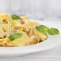 Italienische Küche Tortellini Nudeln mit Basilikum auf Teller