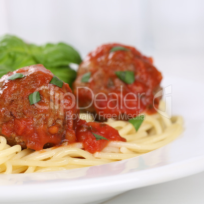 Italienisches Gericht Spaghetti mit Hackfleischbällchen Nudeln