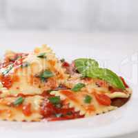 Italienisches Essen Nudeln Ravioli mit Tomaten Sauce Pasta mit B