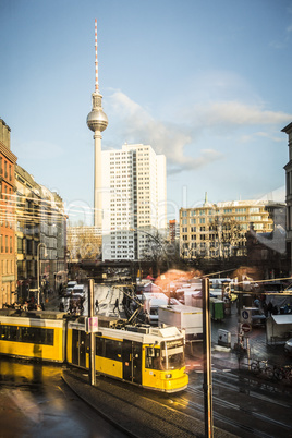 Markt am Hackescher Markt mit Blick auf Fernsehturm Alexanderplatz Berlin
