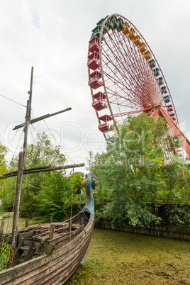 Riesenrad und Wickingerschiff