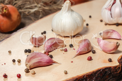 Knoblauch auf Holzbrett im Hintergrund mit Zwiebel