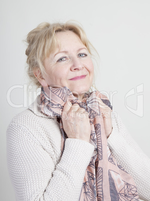 ältere Frau mit Schal